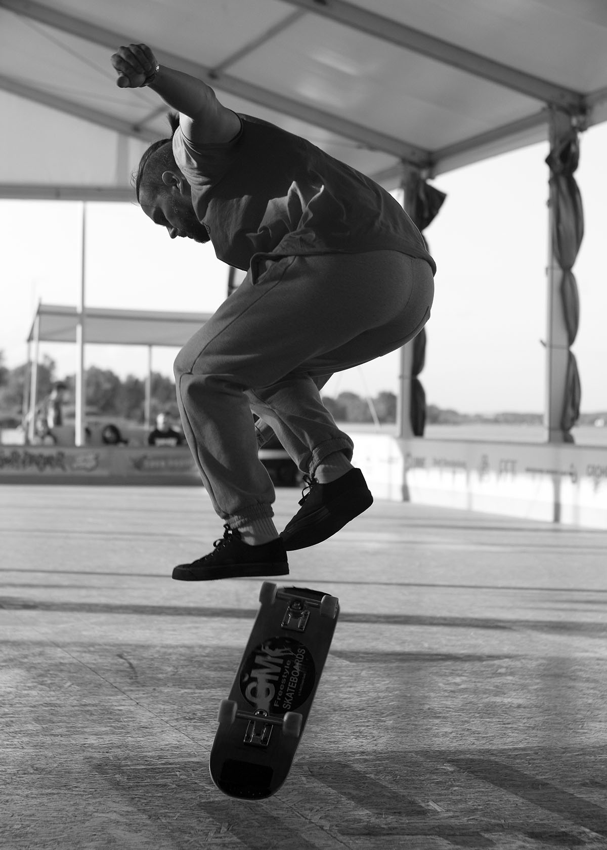 Wolf Buck - 50-50 fingerflip at World Freestyle - Photo by Tony Gale