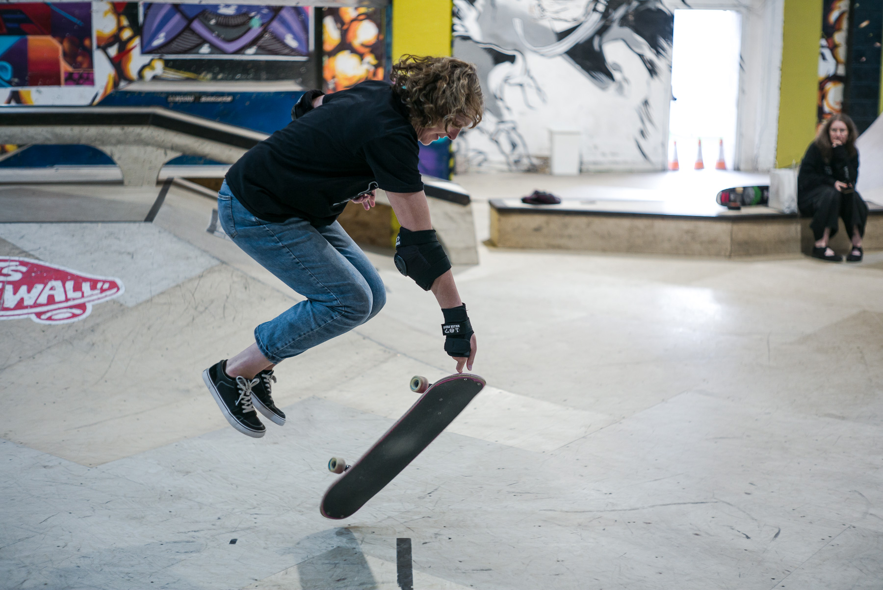 Jane Falconer White returns with a fingerflip